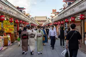 Find snacks & souvenirs on Nakamise Street, Tokyo