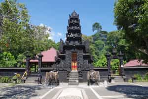Discover fascinating buddhist temples in Lombok