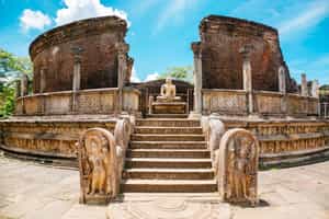  Visit the Polonnaruwa archaeological site