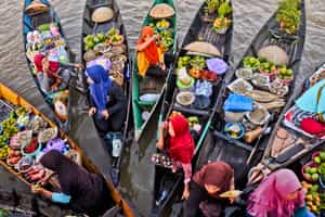 Visit the local floating markets of Kalimantan