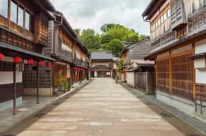 Explore the Higashi Chaya district in Kanazawa