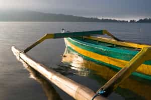 Enjoy canoeing at the foot of Mount Lesung