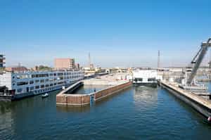 Cross Essna Lock on a Nile cruiser 