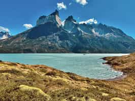 Trek along Lake Nordenskjold