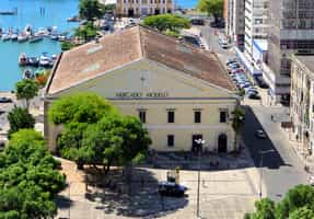 Find artifacts and souvenirs at Mercado Modelo