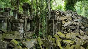 Explore the ruined temple of Banteay Ampil