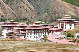 Visit Trashichhoedzong fortress