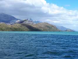 Sail along the Canal de las Montañas