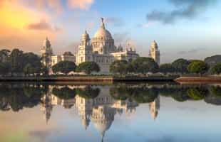 Visit the iconic Victoria Memorial Hall in Kolkata