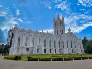 Visit the ancient St. Paul's Cathedral, Kolkata