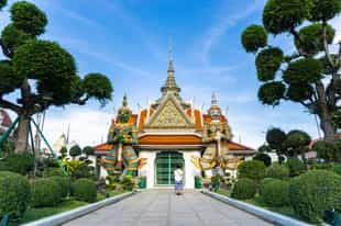 Visit the Buddhist temple of Wat Arun in Bangkok