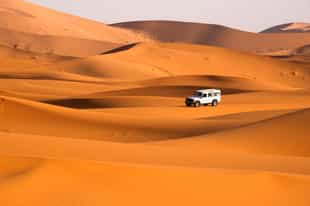 Drive through the dunes of Erg Chebbi by 4x4
