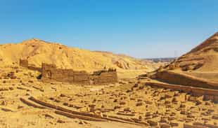 Visit the village of Deir el-Medina, the Nile