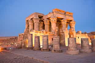  Visit the twin temples of Kom Ombo near the Nile