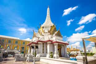 See the Lak Mueang, the city pillar shrine