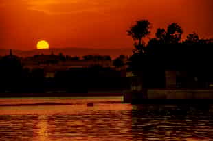 Take an evening boat ride on Lake Pichola, Udaipur