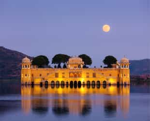 Take a boat out to admire Jal Mahal in Jaipur