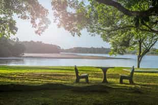 Take a stroll along the banks of Cravo Sur