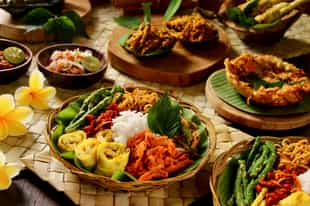 Have dinner at the home of Balinese royalty