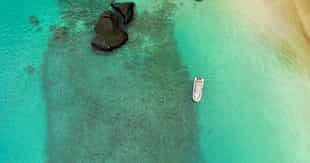 Take a boat to the Bay of Needles, Príncipe