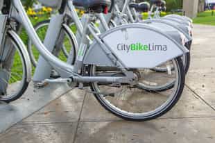 Cycle along the coastal promenade of Miraflores