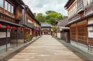 Explore the Higashi Chaya district in Kanazawa