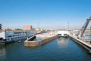 Cross Essna Lock on a Nile cruiser 