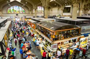 Buy goods at the Municipal Market of São Paulo
