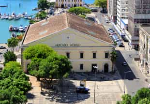Find artifacts and souvenirs at Mercado Modelo