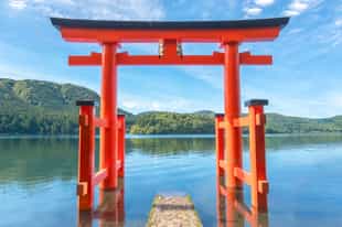 Visit the Hakone shrine near Lake Ashi