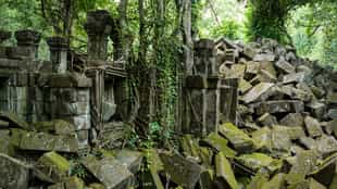 Explore the ruined temple of Banteay Ampil