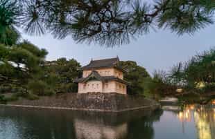 Walking tour in the Imperial Palace East Gardens 