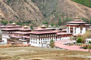 Visit Trashichhoedzong fortress