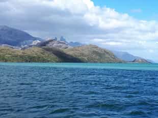 Sail along the Canal de las Montañas