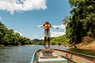 Explore the Amazonas on a canoe safari
