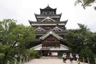 Take a tour to Hiroshima Castle