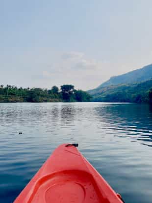 Take a kayak to navegate the lakes around