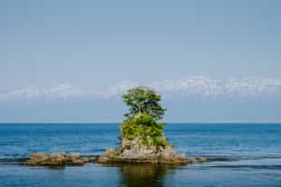 Enjoy the views of Amaharashi Coast in Toyama