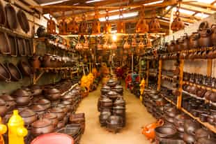 Discover local pottery crafts in Pomaire town