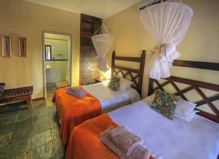 Standard twin room with en-suite bathroom