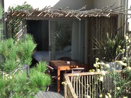 With direct access to solar heated swimming pool and bordering Fernkloof Nature Reserve you have privacy, peace and quiet you need