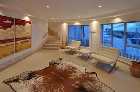 The stylish interior is just as defined in the same perfect white. A modern, unpretentious interior gives the compact Villa Afrikana a surprisingly open feel to its rooms. Look out for the eye-catching artworks and cleverly placed objects.