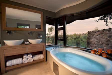 Mhondoro Game Lodge- Executive suite bathroom