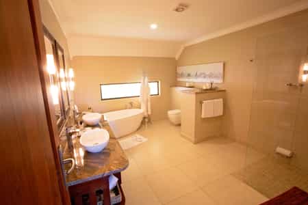 Strathearn Suite, bathroom with free standing bath