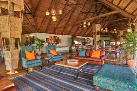 The spacious lounge embodies the simplicity and authenticity of safari life, with a modern freshness about it.