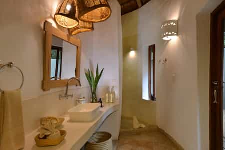 Riverine suite bathroom